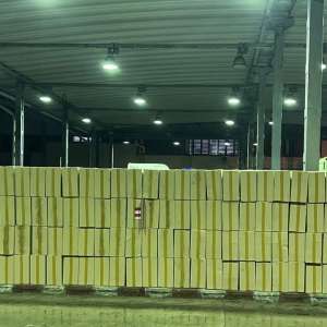 Zeci de mii de pachete cu țigări, în valoare de peste 1,3 milioane lei, descoperite ascunse într-un camion încărcat cu varză