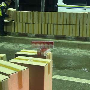 Zeci de mii de pachete cu țigări, în valoare de peste 1,3 milioane lei, descoperite ascunse într-un camion încărcat cu varză
