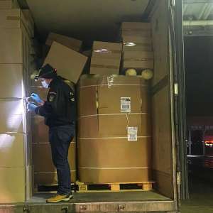 Zeci de mii de pachete cu țigări, în valoare de peste 1,3 milioane lei, descoperite ascunse într-un camion încărcat cu varză