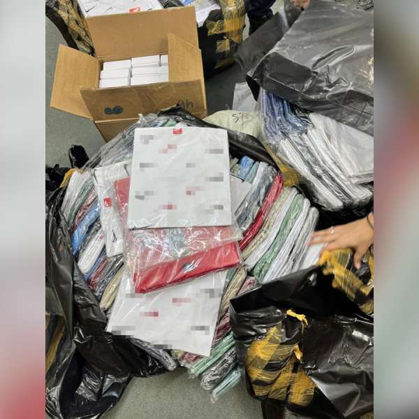 Bunuri susceptibile a fi contrafăcute, în valoare de aproximativ 771.000 lei, descoperite în cala unui autocar
