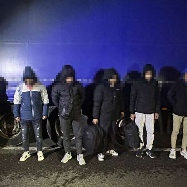 Cetățeni străini fără drept de a călători în Spațiul Schengen, depistați de polițiștii de frontieră