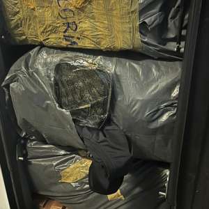 Produse de îmbrăcăminte, marochinărie și încălțăminte susceptibile a fi contrafăcute, descoperite de polițiștii de frontieră într-un autocar