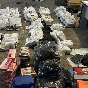 Produse de îmbrăcăminte, marochinărie și încălțăminte susceptibile a fi contrafăcute, descoperite de polițiștii de frontieră într-un autocar