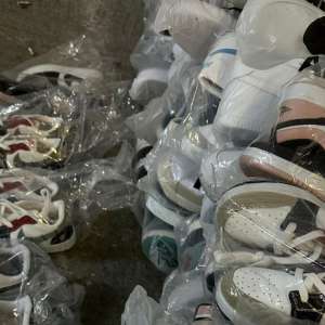 Produse de îmbrăcăminte, marochinărie și încălțăminte susceptibile a fi contrafăcute, descoperite de polițiștii de frontieră într-un autocar