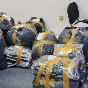Produse de vestimentație și parfumerie susceptibile a fi contrafăcute, în valoare de aproximativ 150.000 euro, descoperite de polițiștii de frontieră în trei microbuze