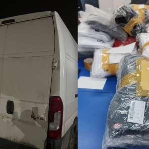 Produse de vestimentație și parfumerie susceptibile a fi contrafăcute, în valoare de aproximativ 150.000 euro, descoperite de polițiștii de frontieră în trei microbuze