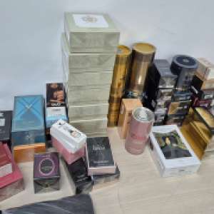 Produse de vestimentație și parfumerie susceptibile a fi contrafăcute, în valoare de aproximativ 150.000 euro, descoperite de polițiștii de frontieră în trei microbuze