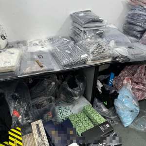 Produse de vestimentație și parfumerie susceptibile a fi contrafăcute, în valoare de aproximativ 150.000 euro, descoperite de polițiștii de frontieră în trei microbuze