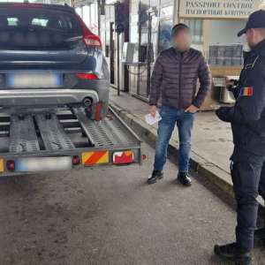 Cetățean moldovean depistat conducând un ansamblu rutier, fără drept