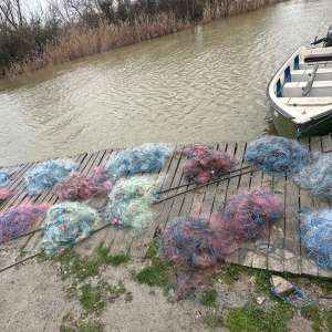 900 metri plasă monofilament, cu o captură de 209 kilograme de pește descoperite în lacul Leahova de către polițiștii de frontieră tulceni