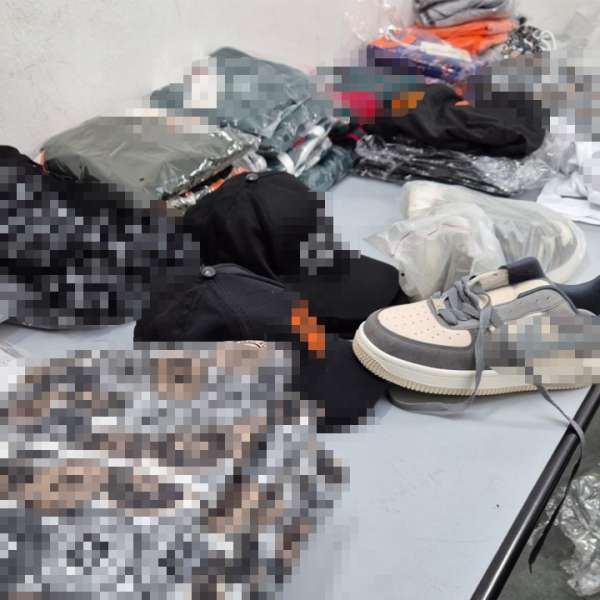 Articole vestimentare și încălțăminte susceptibile a fi contrafăcute în valoare de aproximativ 29.250 de lei, confiscate de poliţiştii de frontieră giurgiuveni