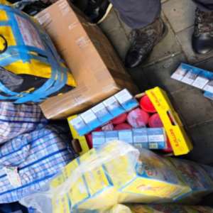 Țigări și sticle de cognac ascunse printre pungi de pufuleţi, confiscate la frontieră