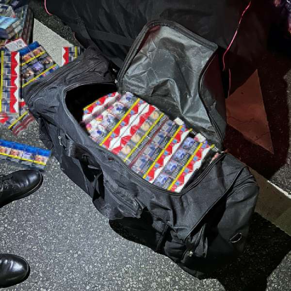 Peste 68.000 de țigarete descoperite de polițistii de frontieră doljeni în mai  multe microbuze