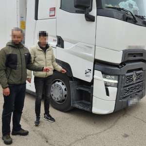 Cetățeni sirieni depistați ascunși în cabina unui camion încărcat cu mandarine de polițiștii de frontieră doljeni
