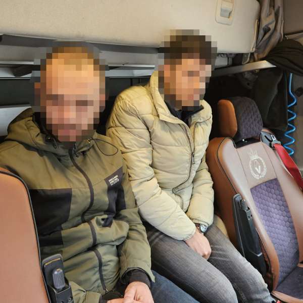 Cetățeni sirieni depistați ascunși în cabina unui camion încărcat cu mandarine de polițiștii de frontieră doljeni