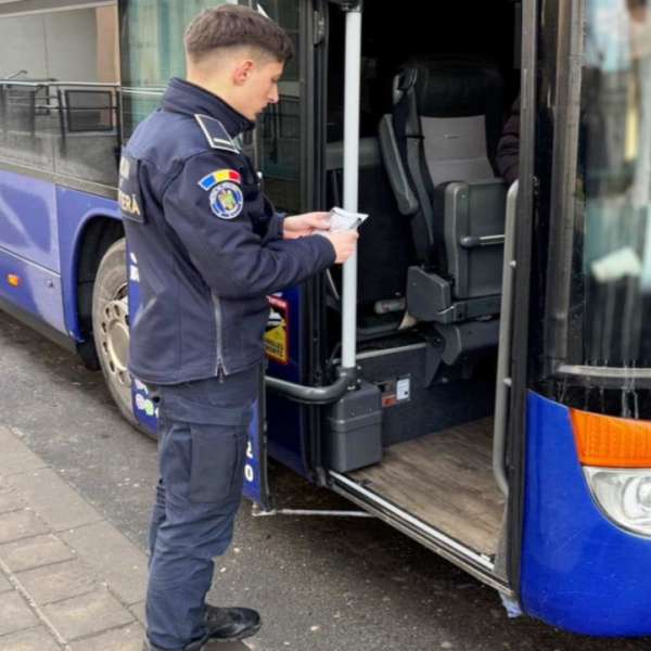 Permis de conducere fals cumpărat cu 150 de euro, descoperit la frontiera de est