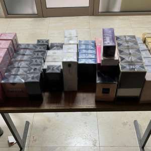 Parfumuri susceptibile a fi contrafăcute în valoare de 50.000 lei, confiscate de poliţiştii de frontieră români la Mangalia