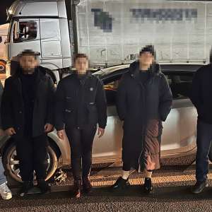 Opt cetățeni străini fără documente valabile pentru a călători în spațiul Schengen, depistați de polițiștii de frontieră doljeni