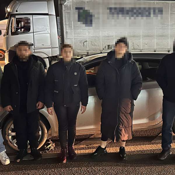 Opt cetățeni străini fără documente valabile pentru a călători în spațiul Schengen, depistați de polițiștii de frontieră doljeni