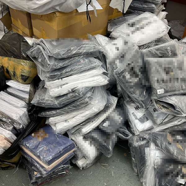 Tricouri contrafăcute, în valoare de peste 197.000 de lei, confiscate de poliţiştii de frontieră giurgiuveni