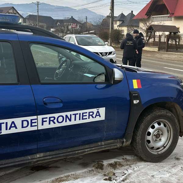 Fără plăcuțe de înmatriculare și fără permis, oprit în trafic de polițiștii de frontieră