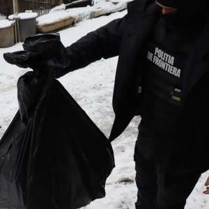 Arme, muniţie și țigări descoperite de poliţiştii de frontieră în urma unor percheziţii domiciliare