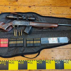 Arme, muniţie și țigări descoperite de poliţiştii de frontieră în urma unor percheziţii domiciliare