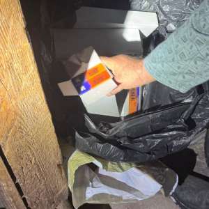 Arme, muniţie și țigări descoperite de poliţiştii de frontieră în urma unor percheziţii domiciliare