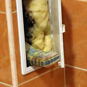 Arme, muniţie și țigări descoperite de poliţiştii de frontieră în urma unor percheziţii domiciliare