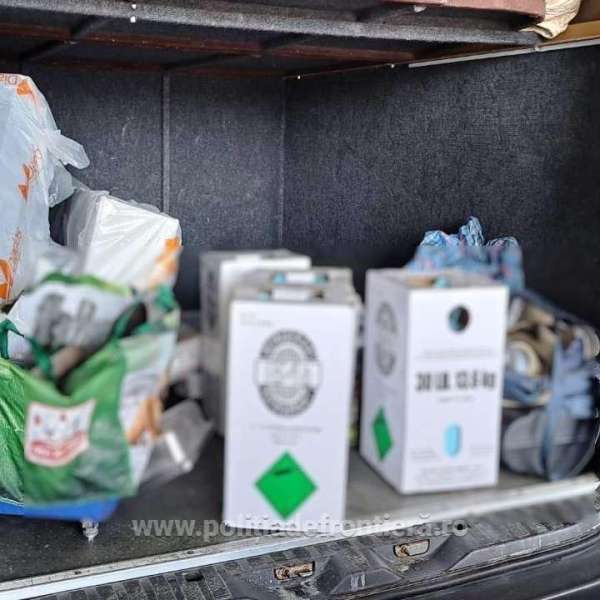 Butelii cu freon, descoperite într-un microbuz în PTF Albița