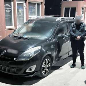 A încercat să iasă din țară la volanul unui autoturism, fără a avea permis de conducere