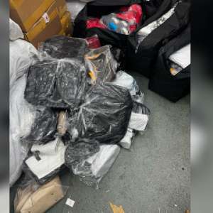 Produse susceptibile a fi contrafăcute descoperite de polițiștii de frontieră într-un microbuz