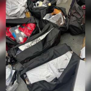 Produse susceptibile a fi contrafăcute descoperite de polițiștii de frontieră într-un microbuz