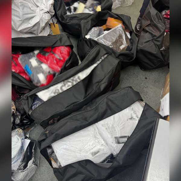 Produse susceptibile a fi contrafăcute descoperite de polițiștii de frontieră într-un microbuz