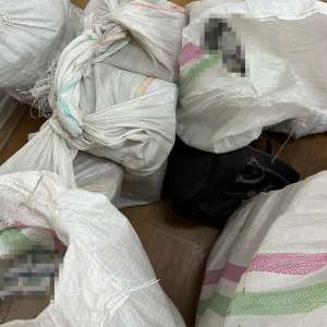 Doi maramureșeni prinși cu nouă saci cu țigări în Repedea