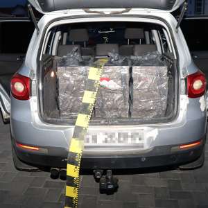 Soț și soție prinși cu mașina plină cu ţigări