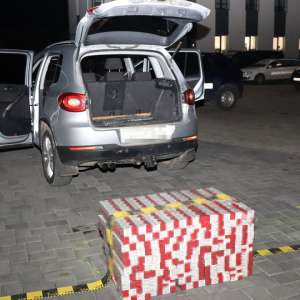 Soț și soție prinși cu mașina plină cu ţigări