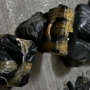 Articole de vestimentație și încălţăminte susceptibile a fi contrafăcute, în valoare de peste 200.000 lei, descoperite de polițiștii de frontieră giurgiuveni