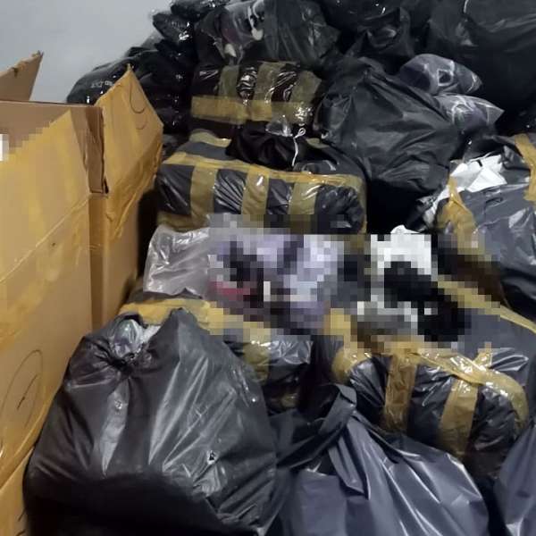 Articole de vestimentație și încălţăminte susceptibile a fi contrafăcute, în valoare de peste 200.000 lei, descoperite de polițiștii de frontieră giurgiuveni