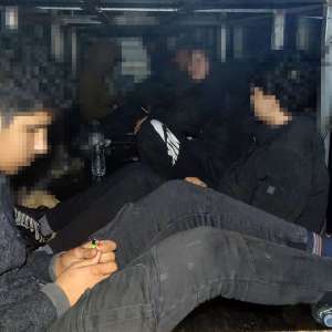 Paisprezece cetățeni străini, depistaţi ascunşi într-un automarfar care transporta vată minerală