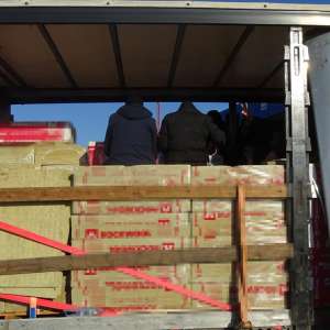 Paisprezece cetățeni străini, depistaţi ascunşi într-un automarfar care transporta vată minerală