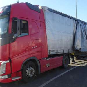 Paisprezece cetățeni străini, depistaţi ascunşi într-un automarfar care transporta vată minerală