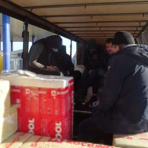 Paisprezece cetățeni străini, depistaţi ascunşi într-un automarfar care transporta vată minerală