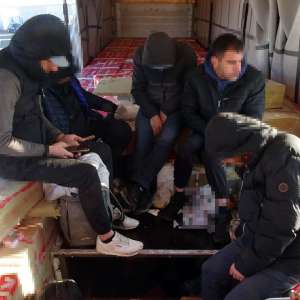 Paisprezece cetățeni străini, depistaţi ascunşi într-un automarfar care transporta vată minerală