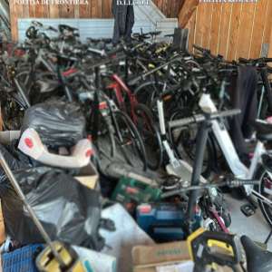 Rețea de contrabandiști cu țigări, destructurată de polițiștii de frontieră şi procurorii DIICOT, la Suceava