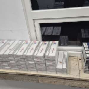 Sute de pachete cu țigări ascunse sub banchetele unui autoturism, descoperite de polițiștii de frontieră