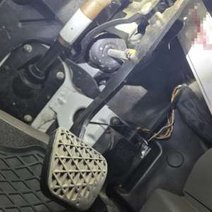 Sute de pachete cu țigări ascunse sub banchetele unui autoturism, descoperite de polițiștii de frontieră