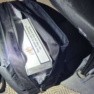 Sute de pachete cu țigări ascunse sub banchetele unui autoturism, descoperite de polițiștii de frontieră