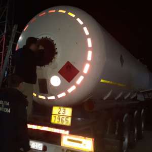 Cisternă plină cu ţigări de contrabandă, depistată de poliţiştii de frontieră