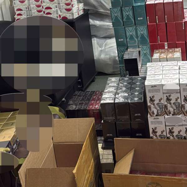 Produse de parfumerie susceptibile a fi contrafăcute, descoperite de polițiștii de frontieră giurgiuveni într-un autocar